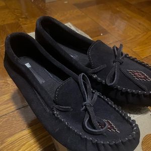 Dark brown NWT Manitobah canoe moccasins size 9